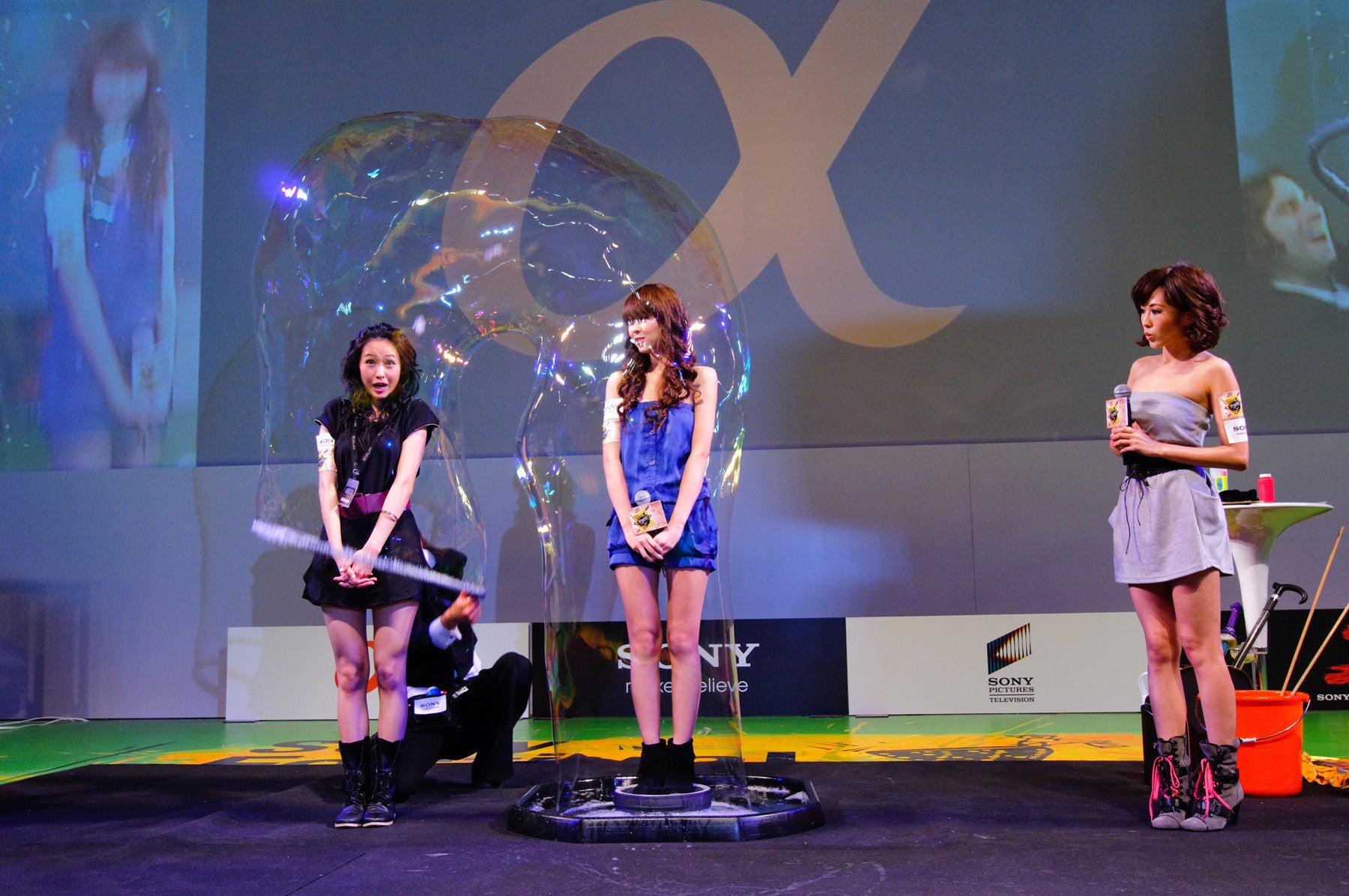 Samsam's Guinness World Record GIANT BUBBLE STAGE SHOW! - Bubble Inc