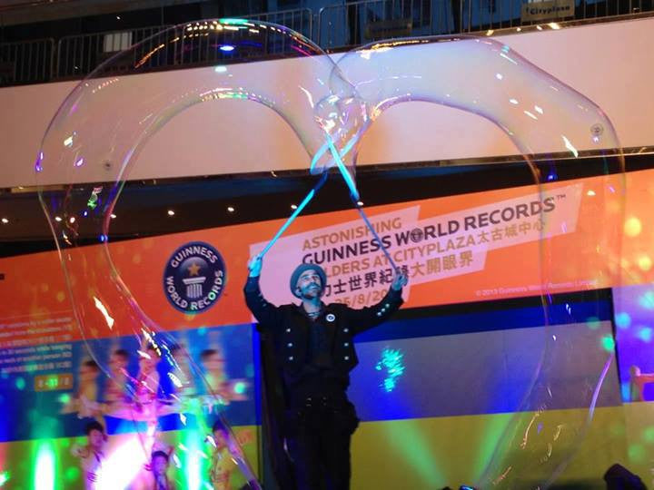 Samsam&#39;s Guinness World Record GIANT BUBBLE STAGE SHOW! - Bubble Inc