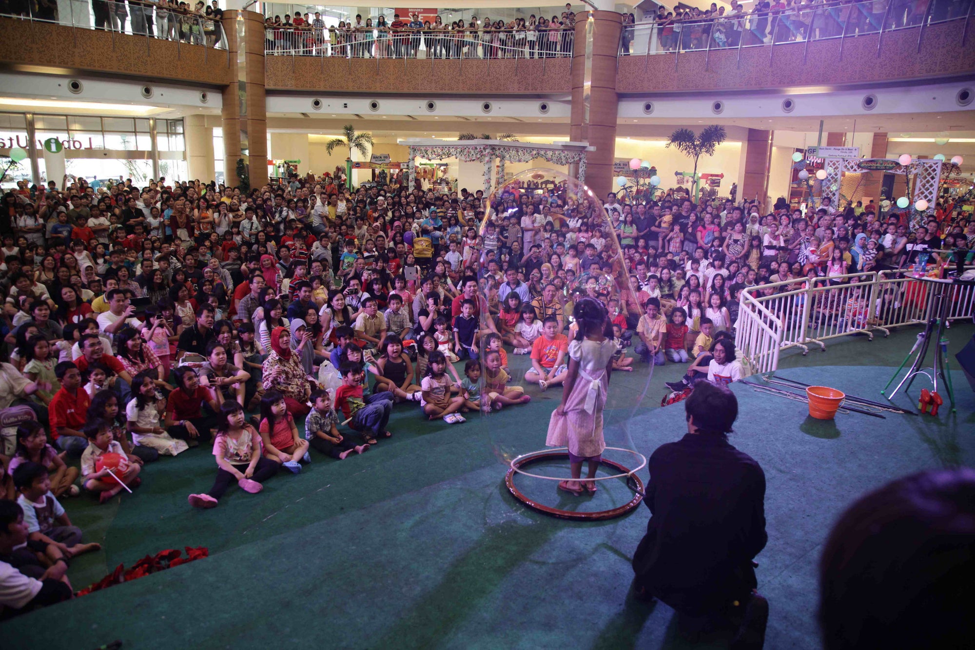 Samsam's Guinness World Record GIANT BUBBLE STAGE SHOW! - Bubble Inc