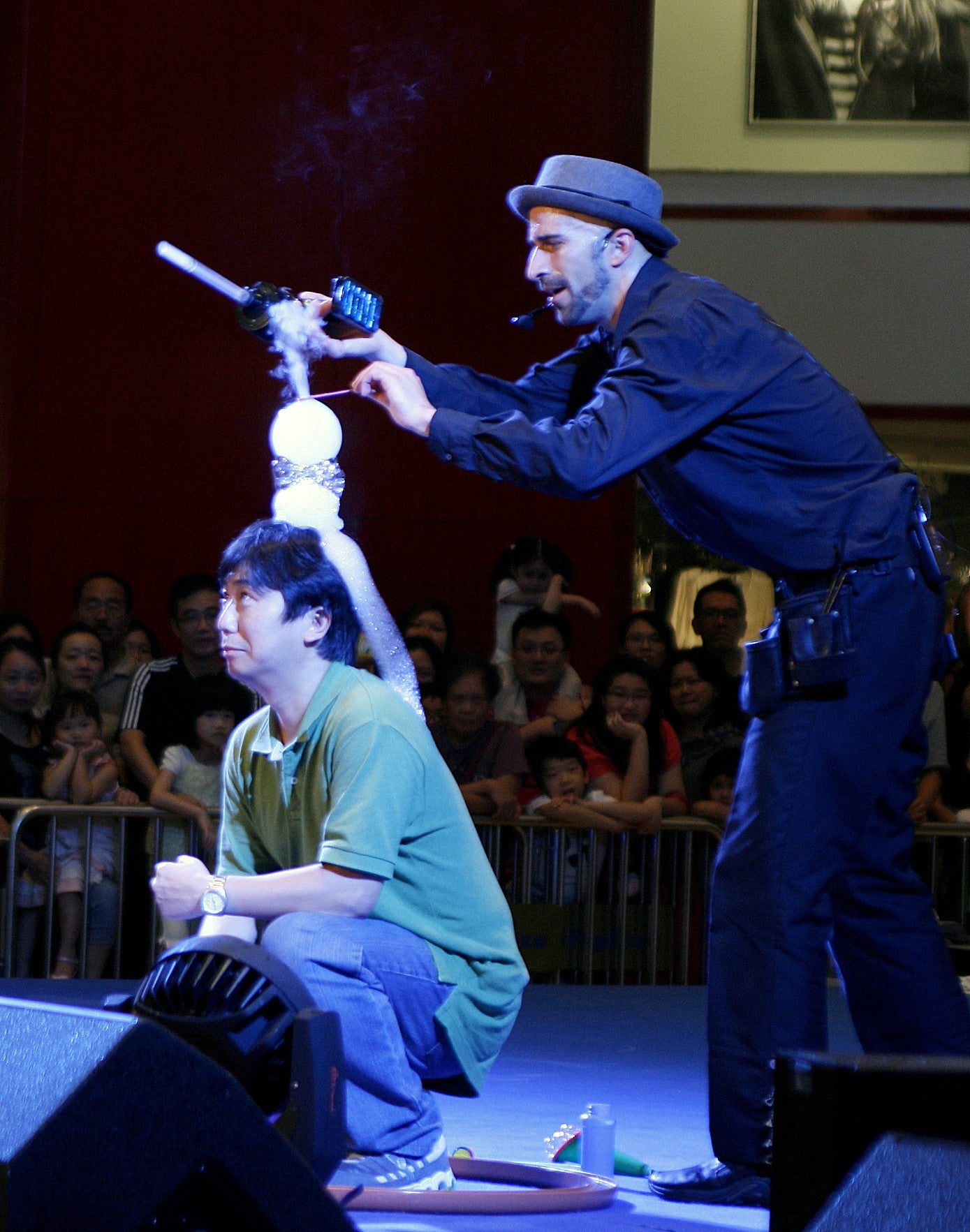 Samsam's Guinness World Record GIANT BUBBLE STAGE SHOW! - Bubble Inc